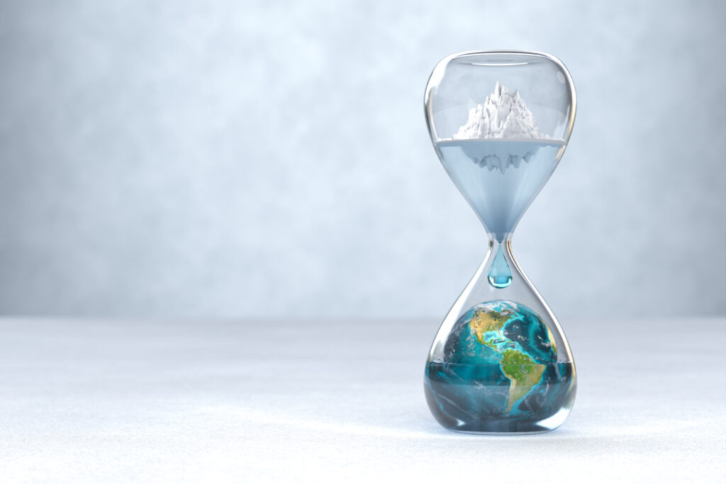 Klepsydra z miniaturową Ziemią w dolnej części i topniejącą górą lodową w górnej symbolizuje upływ czasu oraz skutki zmian klimatu i globalnego ocieplenia.