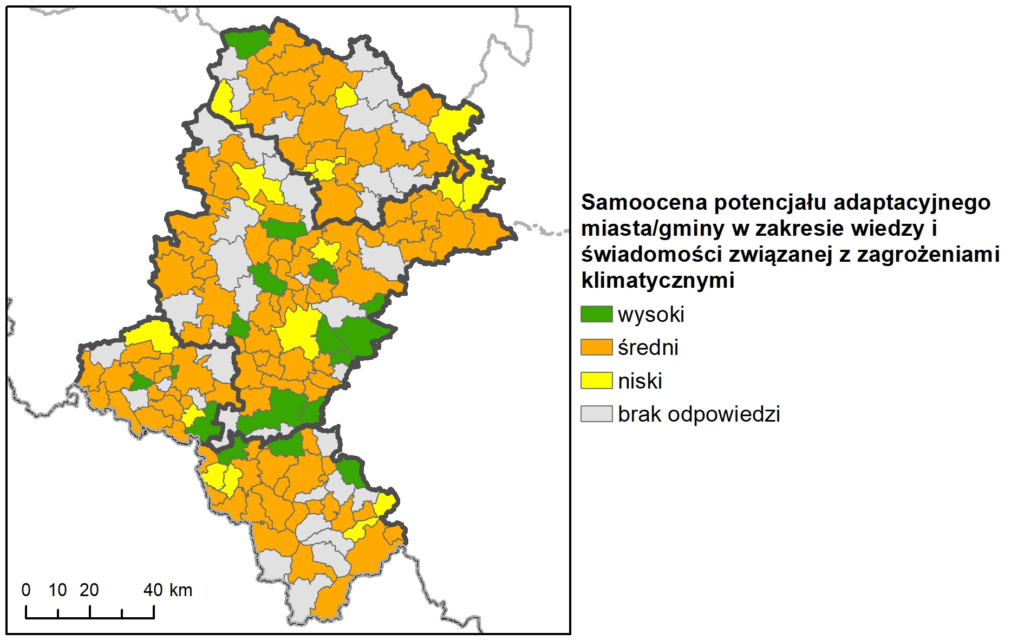 Mapa śląska, na której przedstawiono wyniki samooceny potencjału adaptacyjnego miasta/gminy w zakresie wiedzy i świadomości związanej z zagrożeniami klimatycznymi. Przedstawia cztery stopnie zielony - wysoki, pomarańczowy - średni, niski żółty, brak koloru - brak odpowiedzi