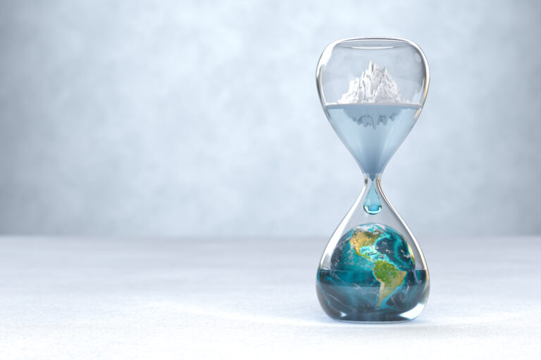 Klepsydra z miniaturową Ziemią w dolnej części i topniejącą górą lodową w górnej symbolizuje upływ czasu oraz skutki zmian klimatu i globalnego ocieplenia.